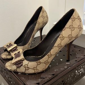 Vintage Gucci Pumps. Size 7. Bought off The Real Real. Scuffs/need to glue bow